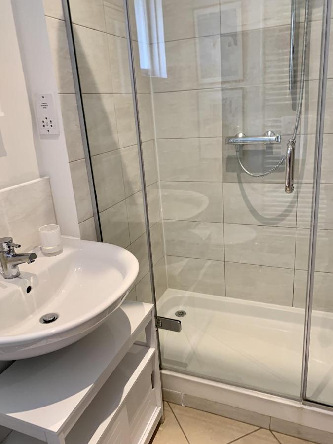 Lovely Newly Refurbished In Battersea * Лондон